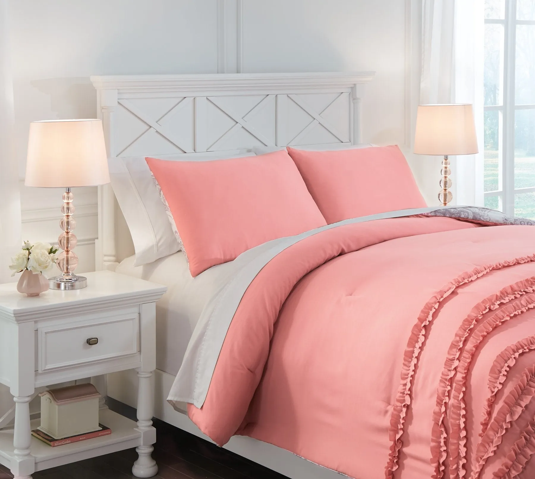 Avaleigh Comforter Set