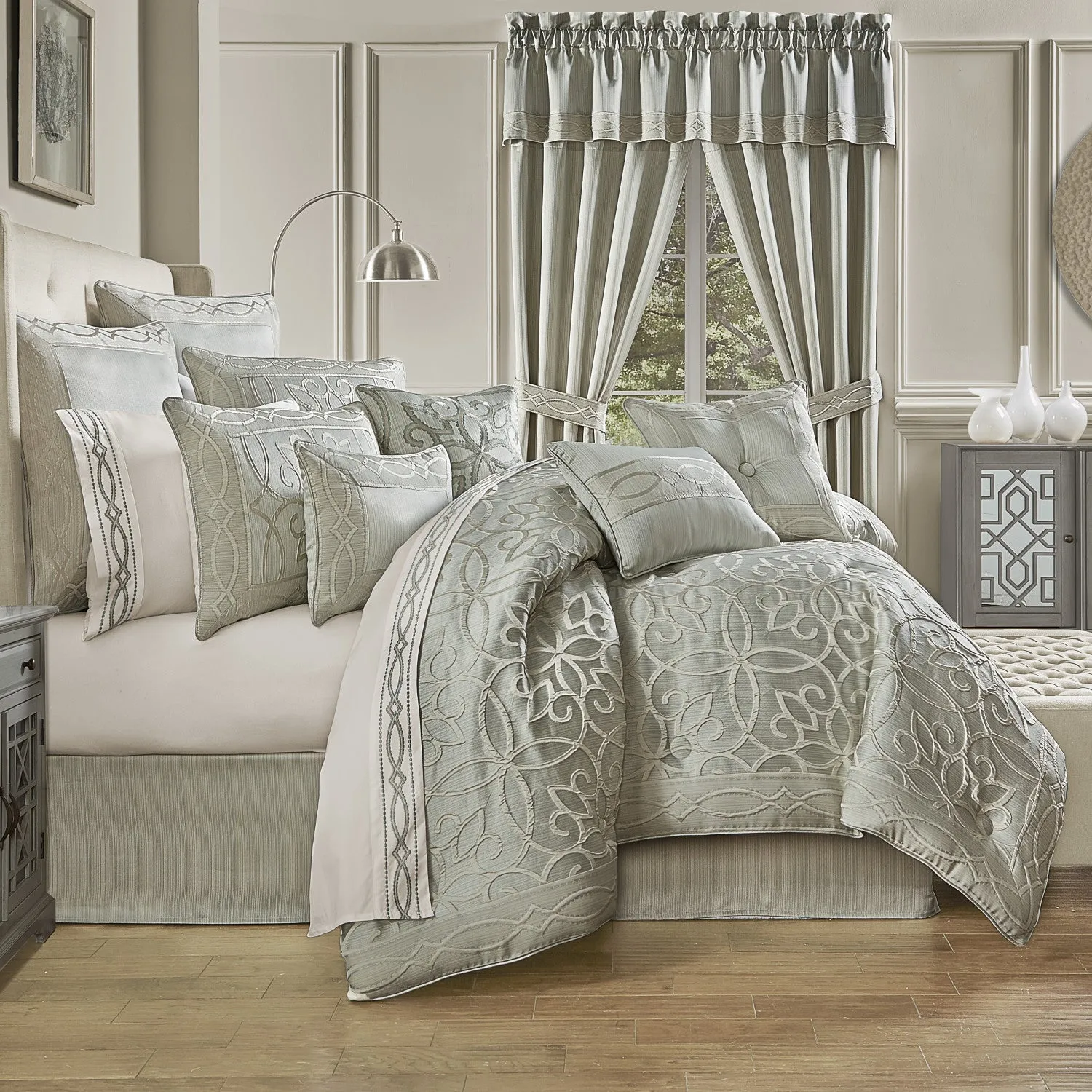 Nouveau Comforter Set